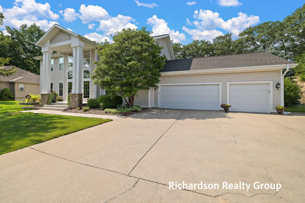 18657 Sioux Drive Spring Lake, MI 49456