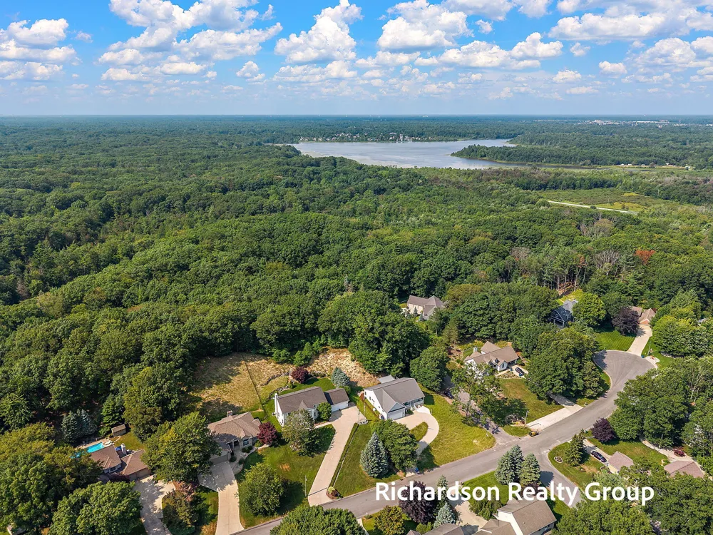 18657 Sioux Drive Spring Lake, MI 49456
