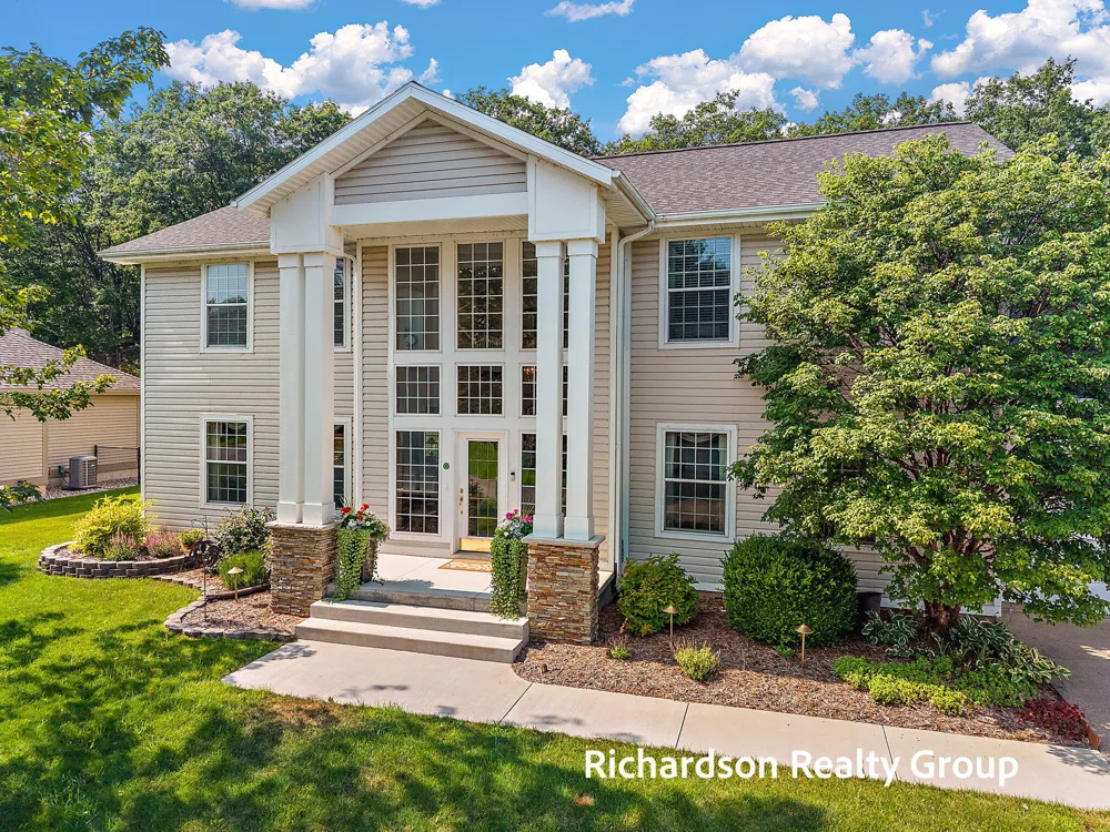 18657 Sioux Drive Spring Lake, MI 49456