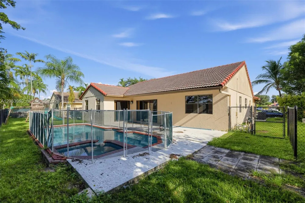 15600 Gauntlet Hall Mnr Davie, FL 33331