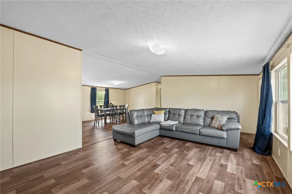 8954 County Road 128 Floresville, TX 78114
