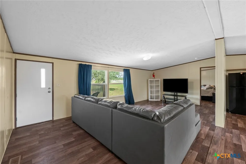 8954 County Road 128 Floresville, TX 78114
