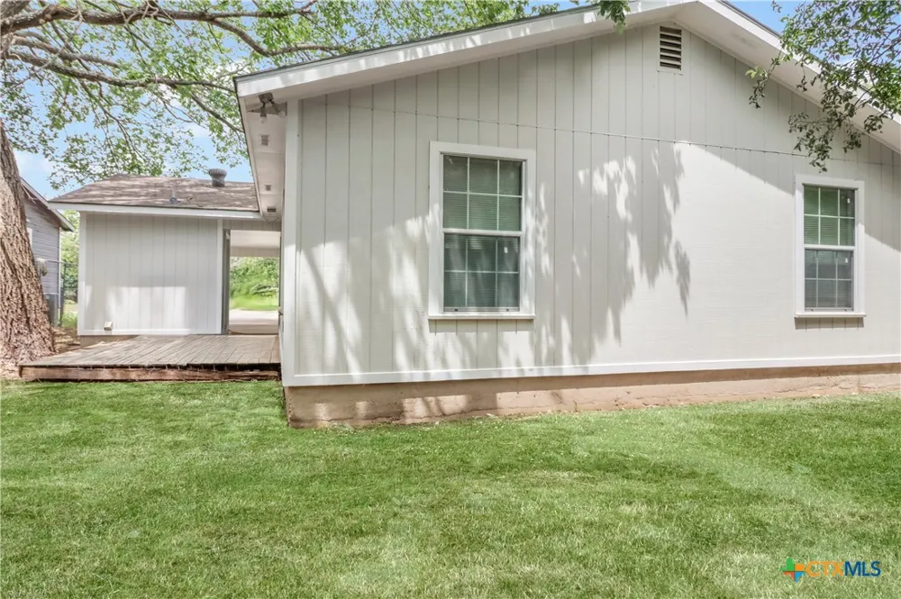 1037 Guadalupe Street Seguin, TX 78155