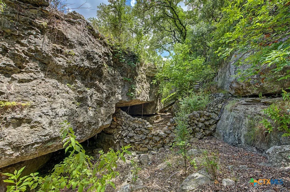 172 Bluff Trail Dripping Springs, TX 78620
