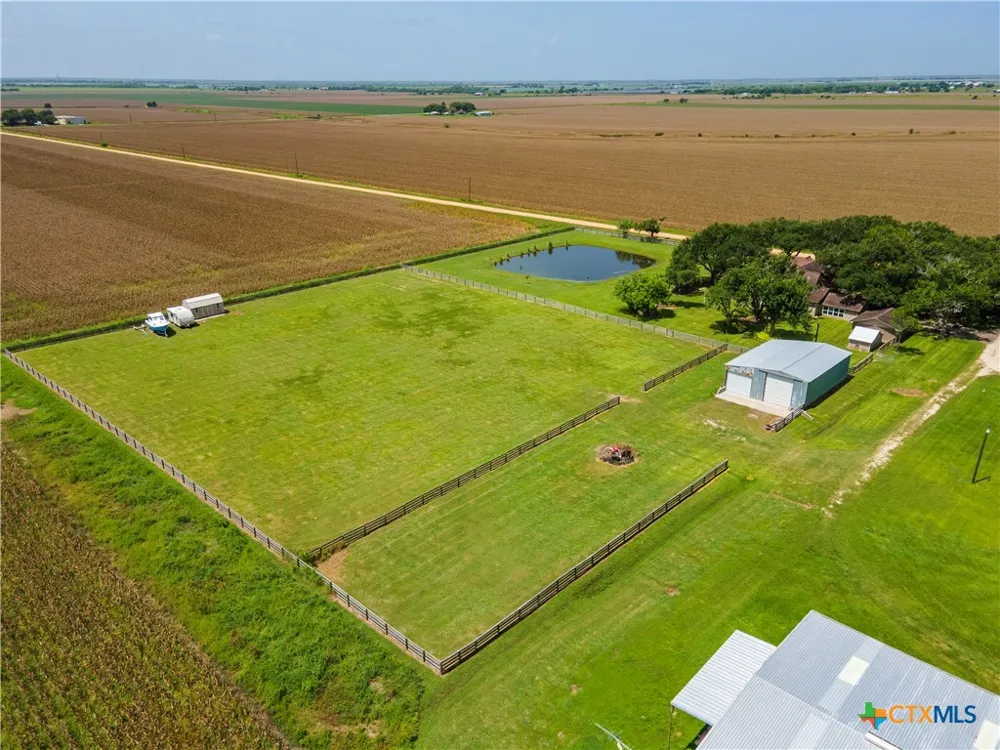 8711 County Road 403 El Campo, TX 77437