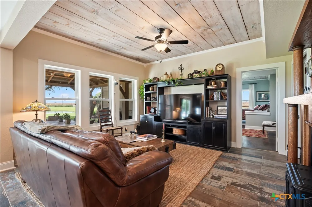 8711 County Road 403 El Campo, TX 77437
