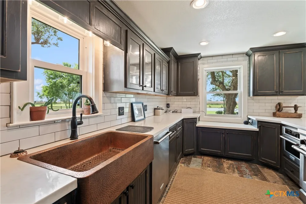 8711 County Road 403 El Campo, TX 77437