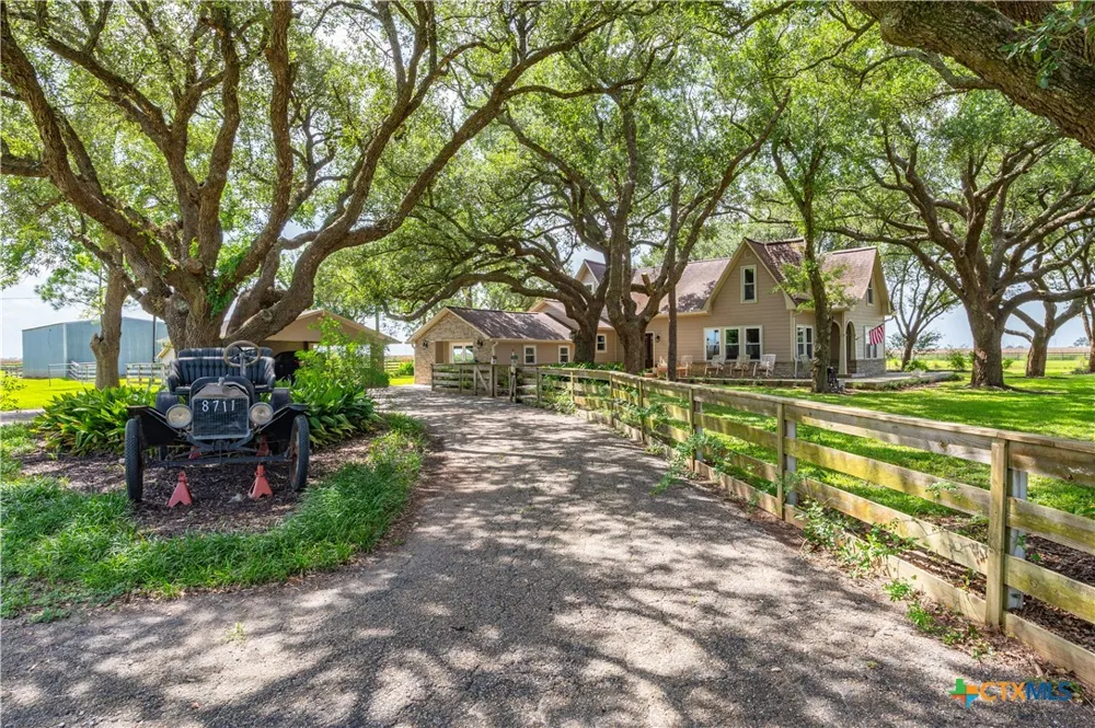 8711 County Road 403 El Campo, TX 77437
