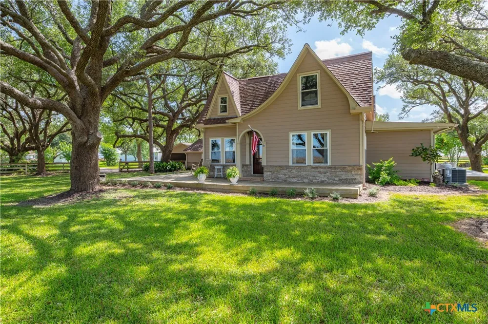 8711 County Road 403 El Campo, TX 77437