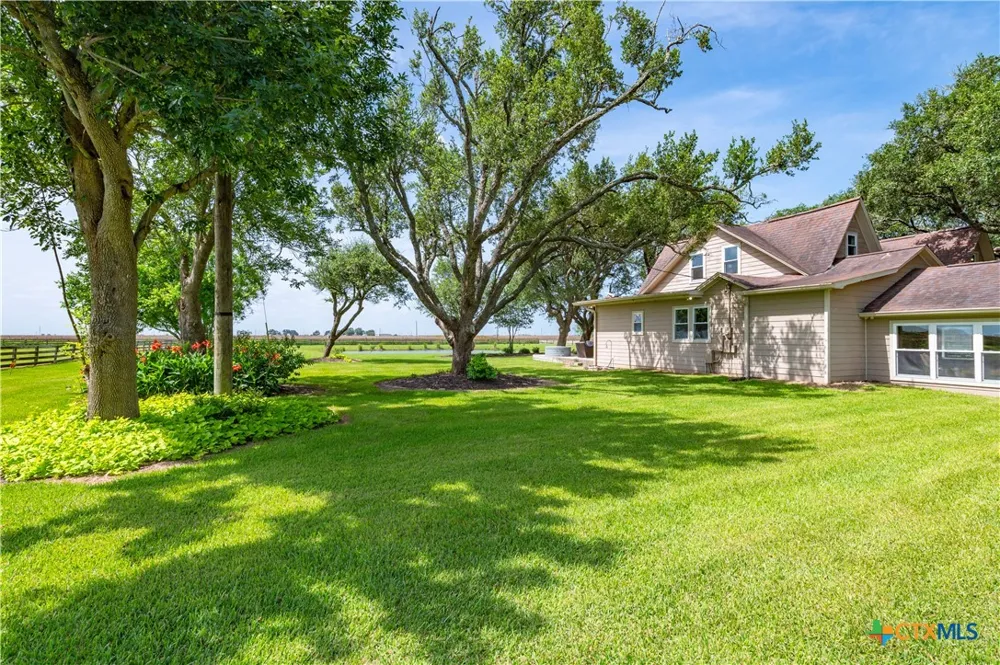 8711 County Road 403 El Campo, TX 77437
