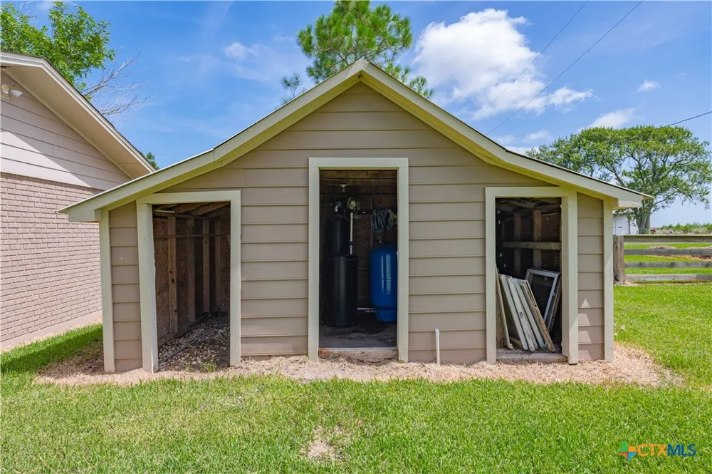 8711 County Road 403 El Campo, TX 77437