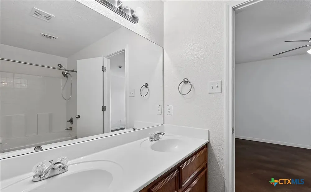 3711 John Chisholm Loop Killeen, TX 76542
