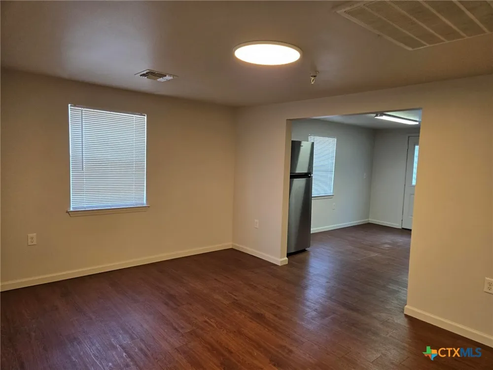 1037 W Court Street #Main Seguin, TX 78155