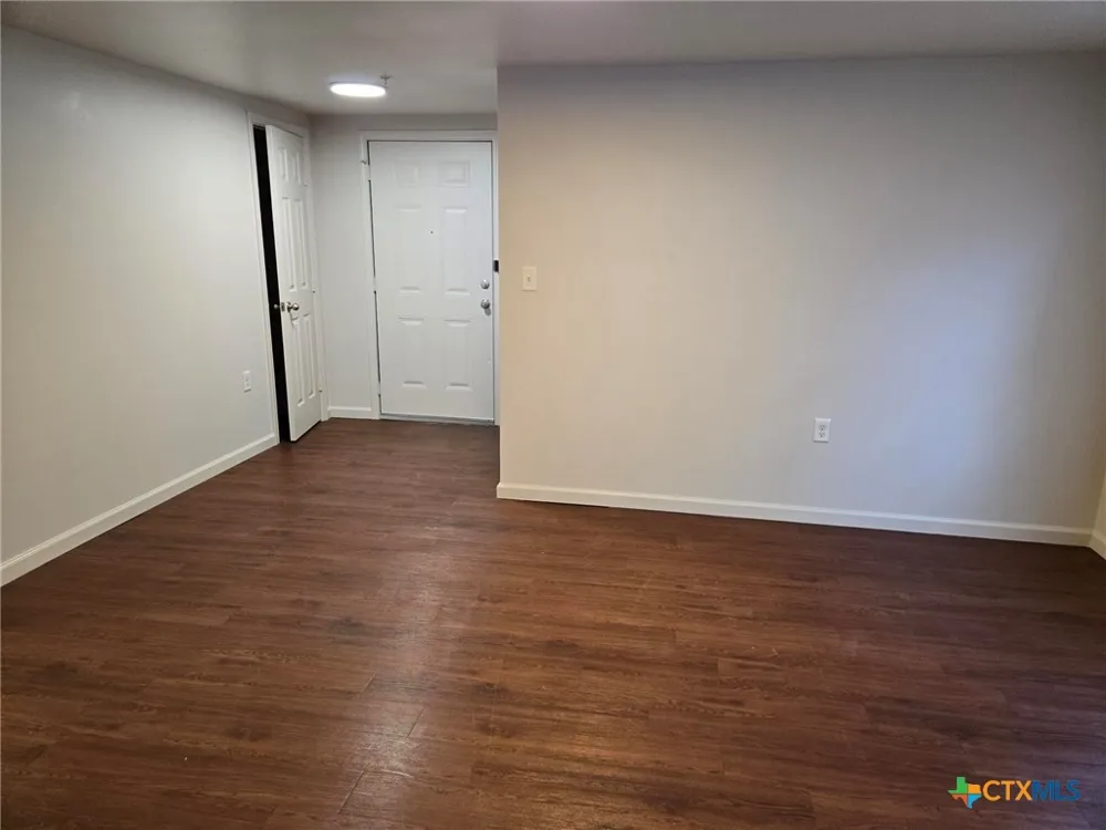 1037 W Court Street #Main Seguin, TX 78155