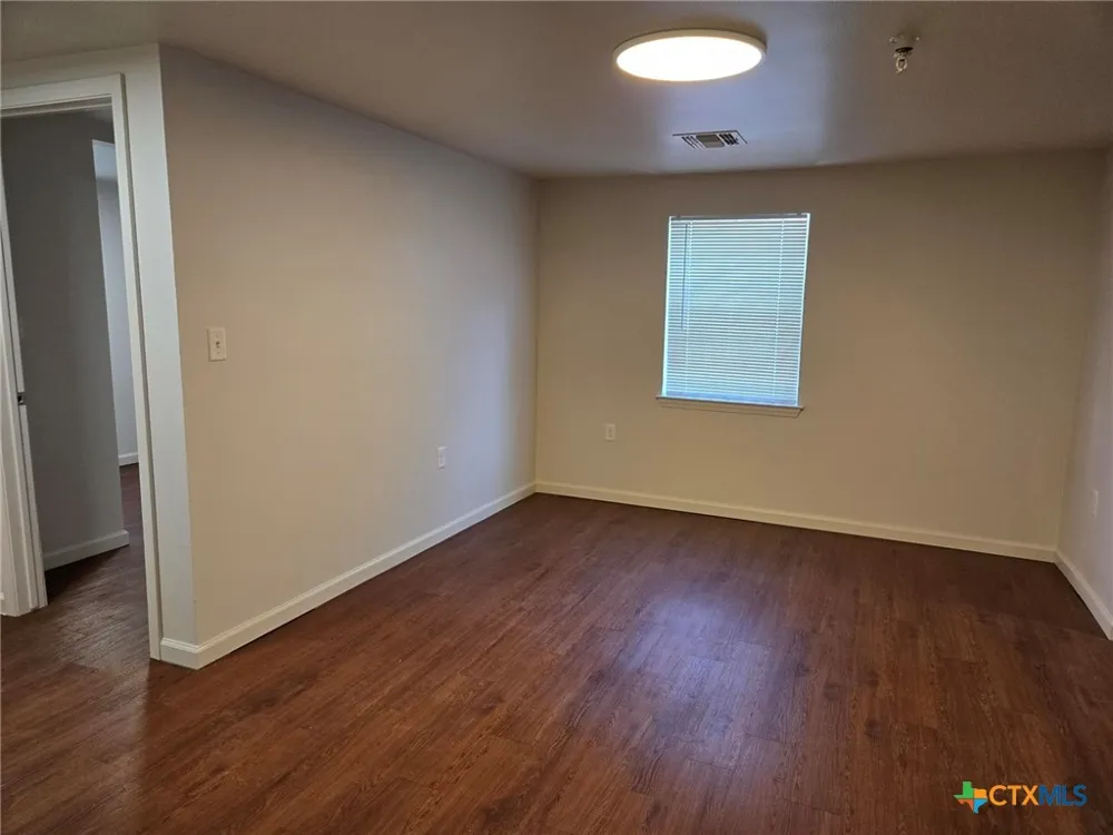 1037 W Court Street #Main Seguin, TX 78155