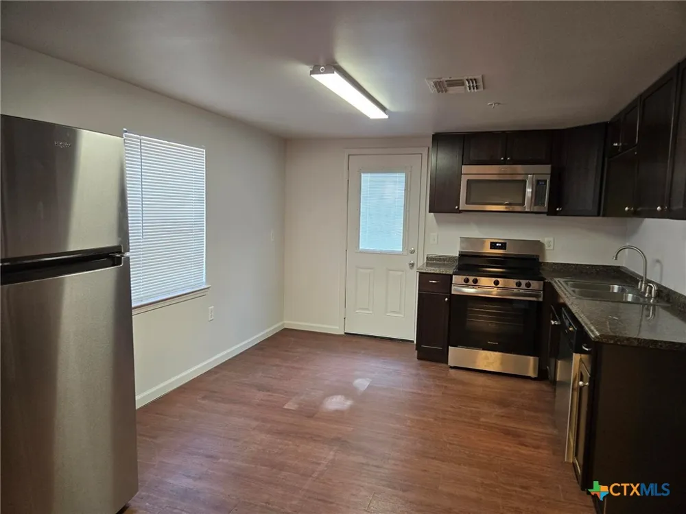 1037 W Court Street #Main Seguin, TX 78155