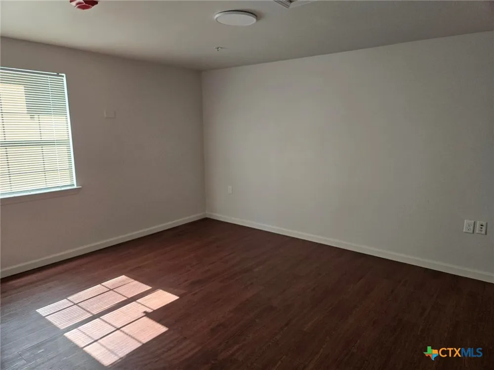 1037 W Court Street #Main Seguin, TX 78155