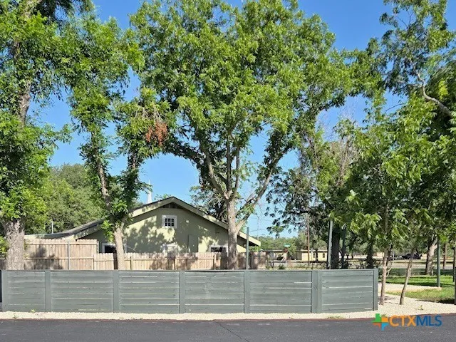 1037 W Court Street #B Seguin, TX 78155