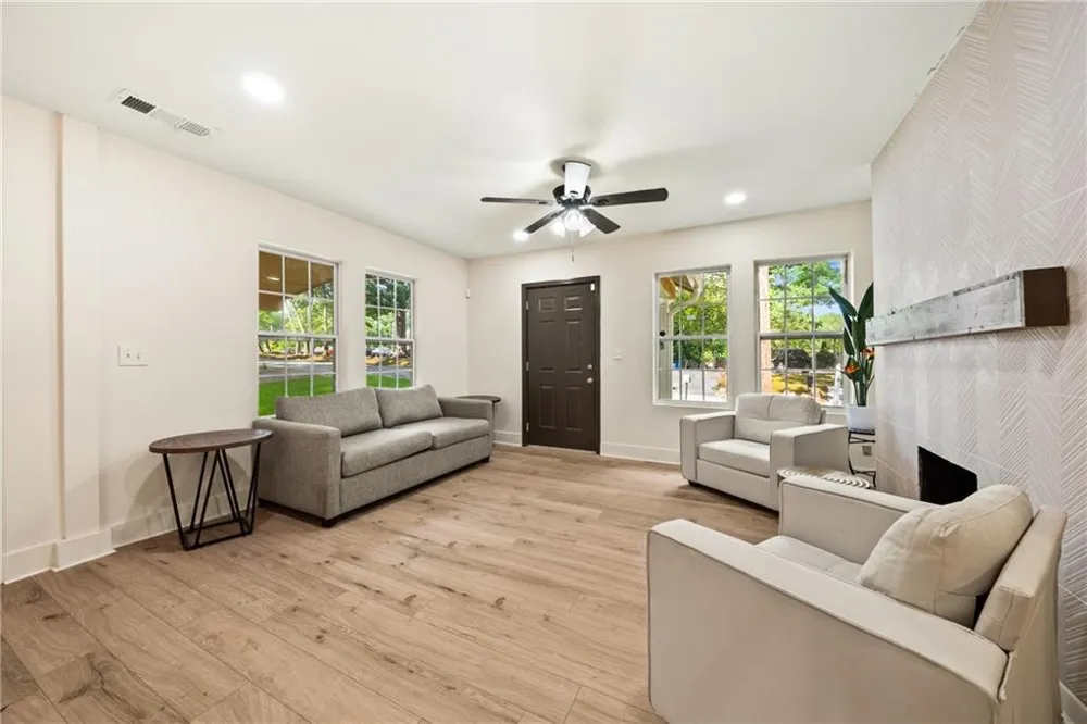 2949 Pearl Street East Point, GA 30344