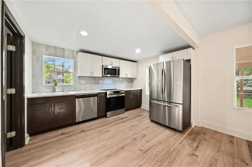 2949 Pearl Street East Point, GA 30344