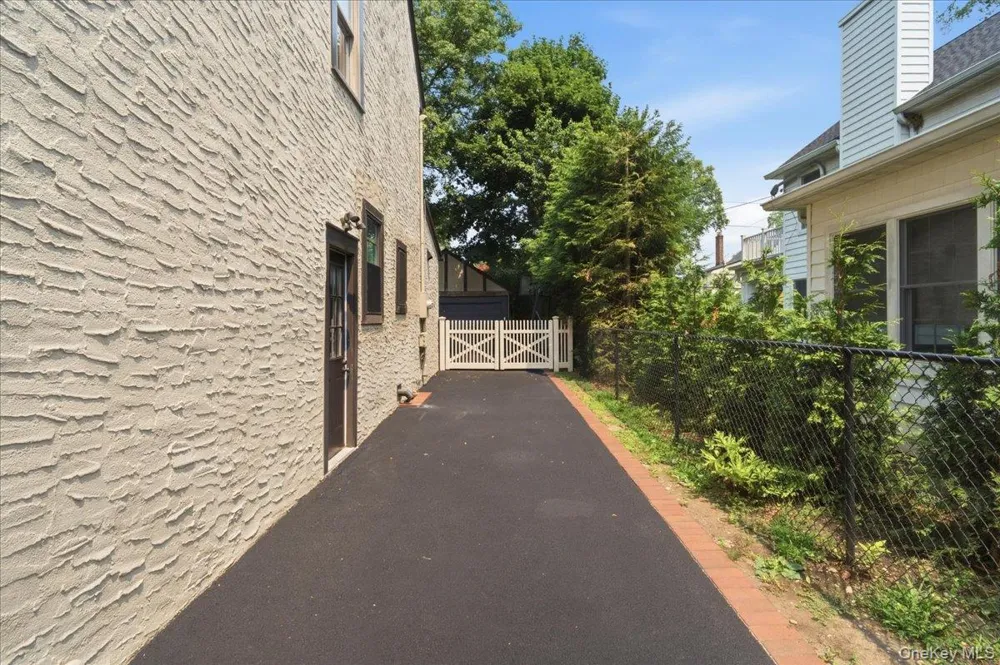 89 Poplar Street Garden City, NY 11530