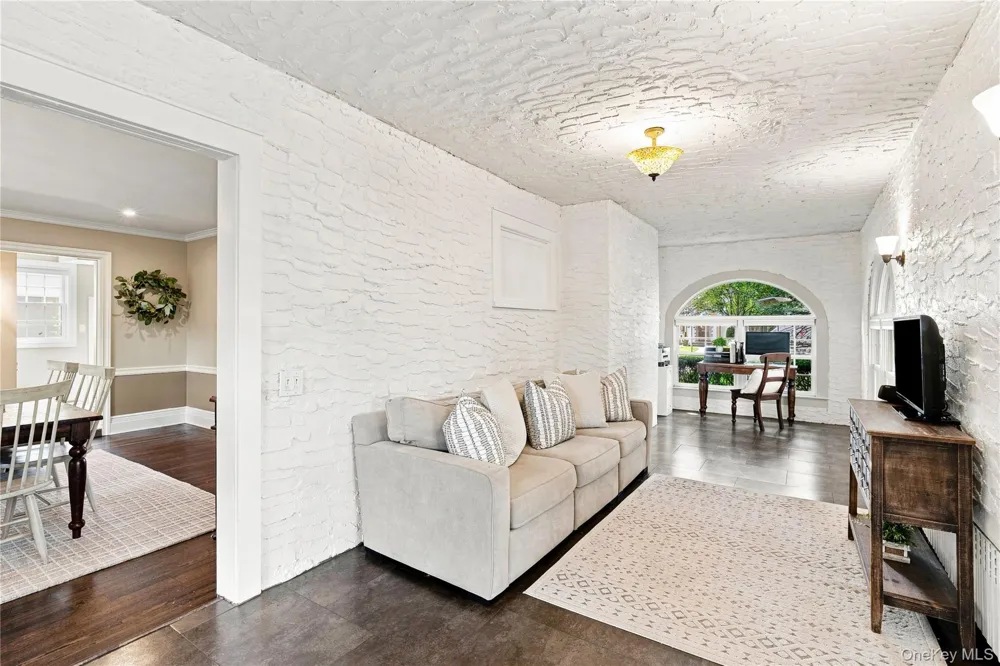 89 Poplar Street Garden City, NY 11530