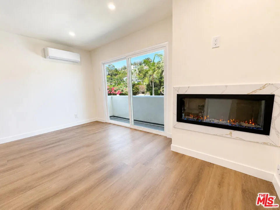 2449 Beachwood Drive Hollywood Hills, CA 90068