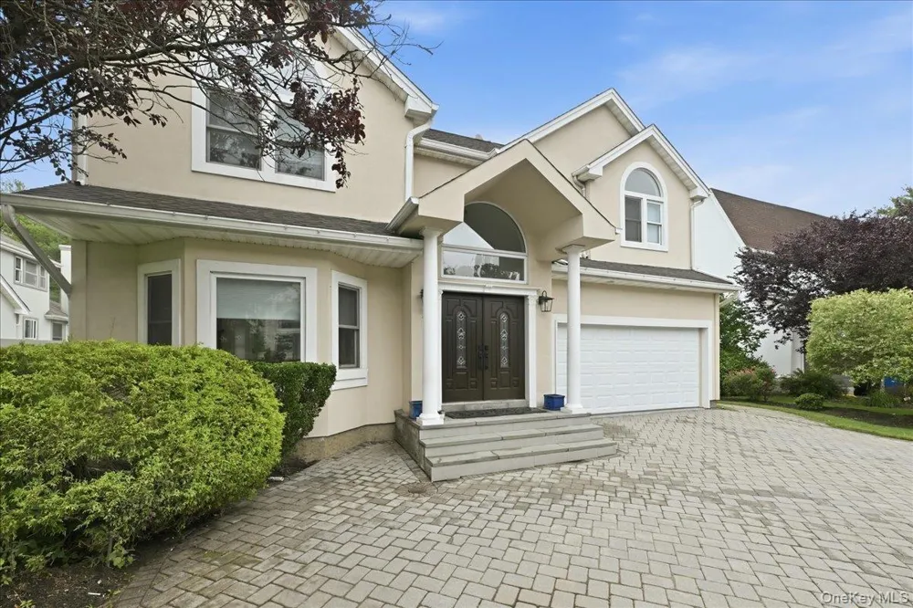 7 Laurel Lane Old Westbury, NY 11568