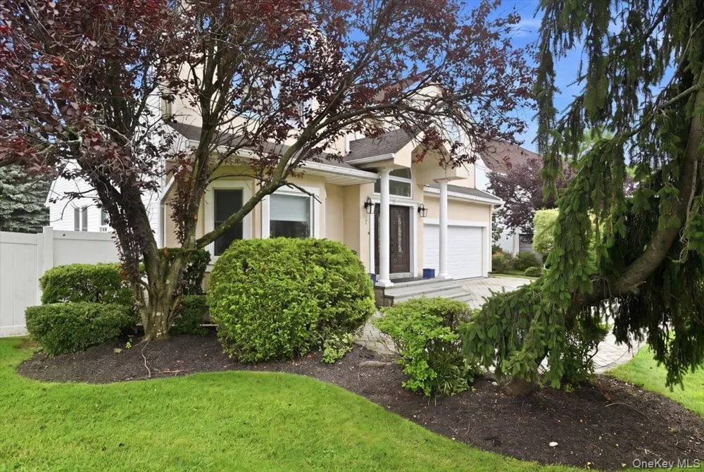 7 Laurel Lane Old Westbury, NY 11568
