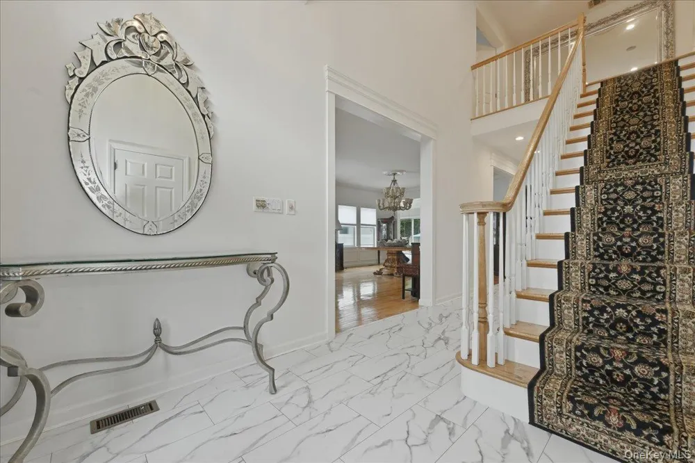 7 Laurel Lane Old Westbury, NY 11568
