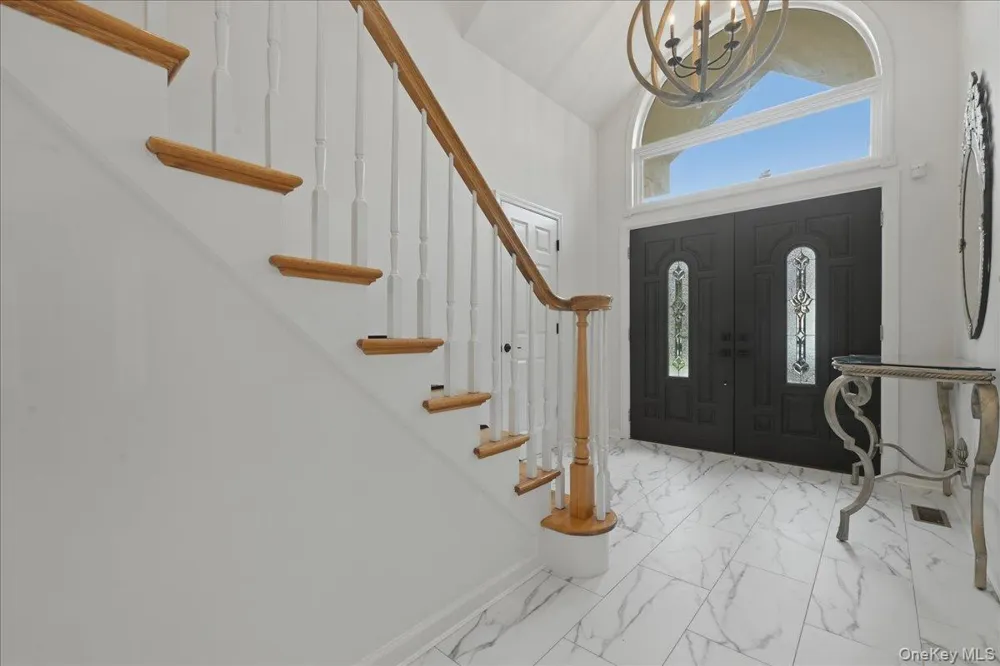 7 Laurel Lane Old Westbury, NY 11568