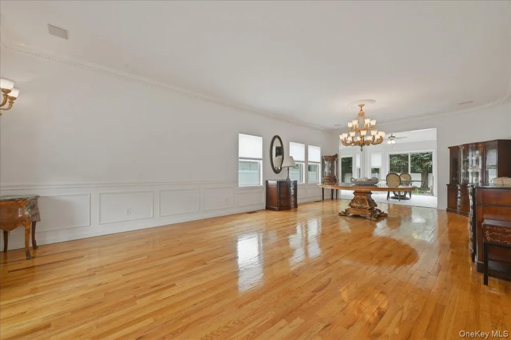 7 Laurel Lane Old Westbury, NY 11568