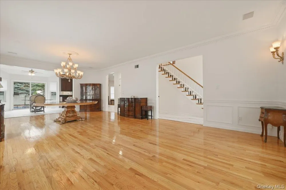 7 Laurel Lane Old Westbury, NY 11568