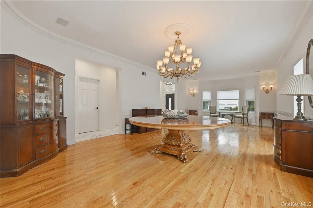 7 Laurel Lane Old Westbury, NY 11568