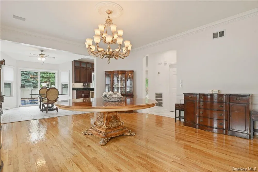 7 Laurel Lane Old Westbury, NY 11568
