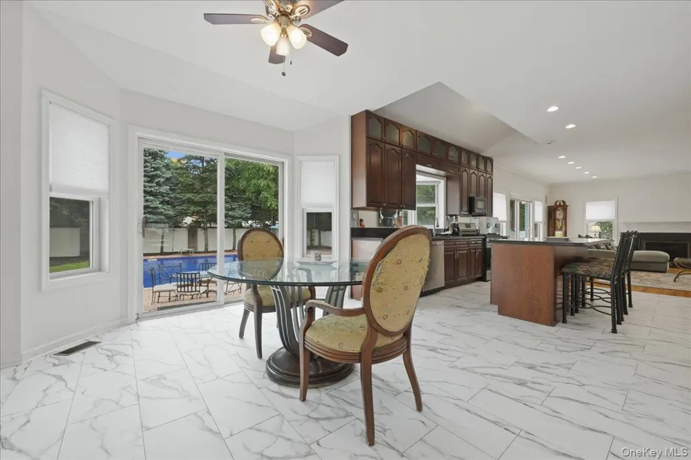 7 Laurel Lane Old Westbury, NY 11568