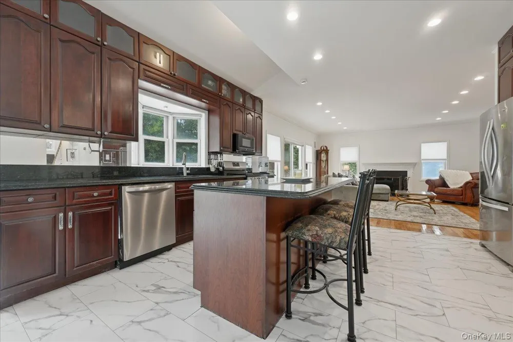 7 Laurel Lane Old Westbury, NY 11568