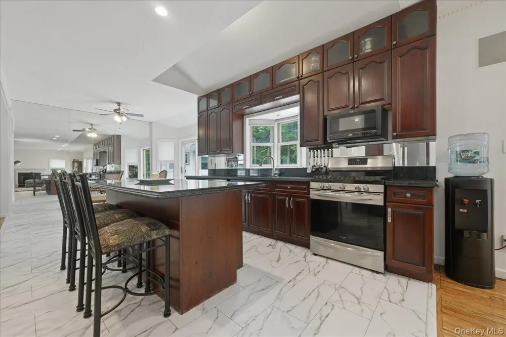 7 Laurel Lane Old Westbury, NY 11568