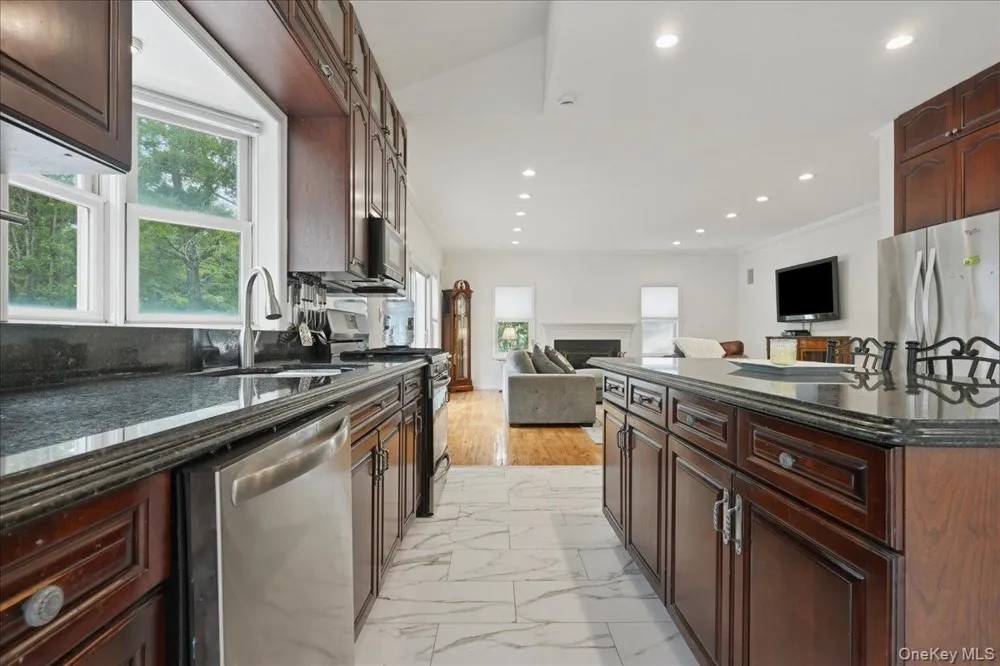 7 Laurel Lane Old Westbury, NY 11568