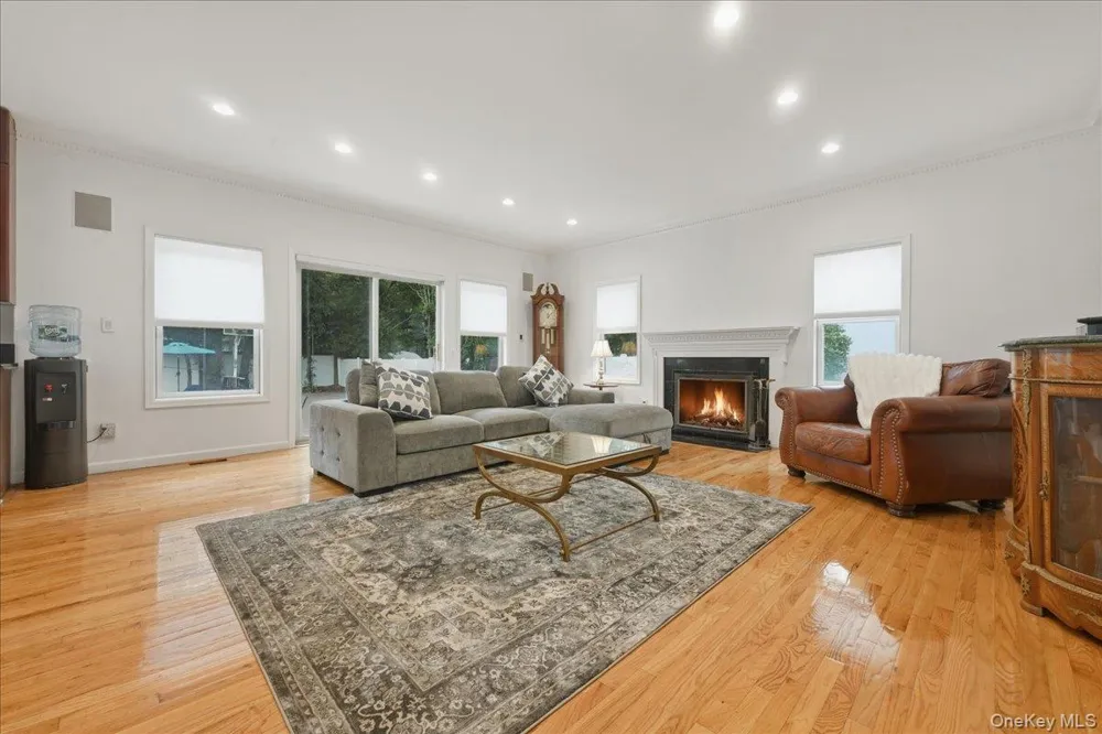 7 Laurel Lane Old Westbury, NY 11568