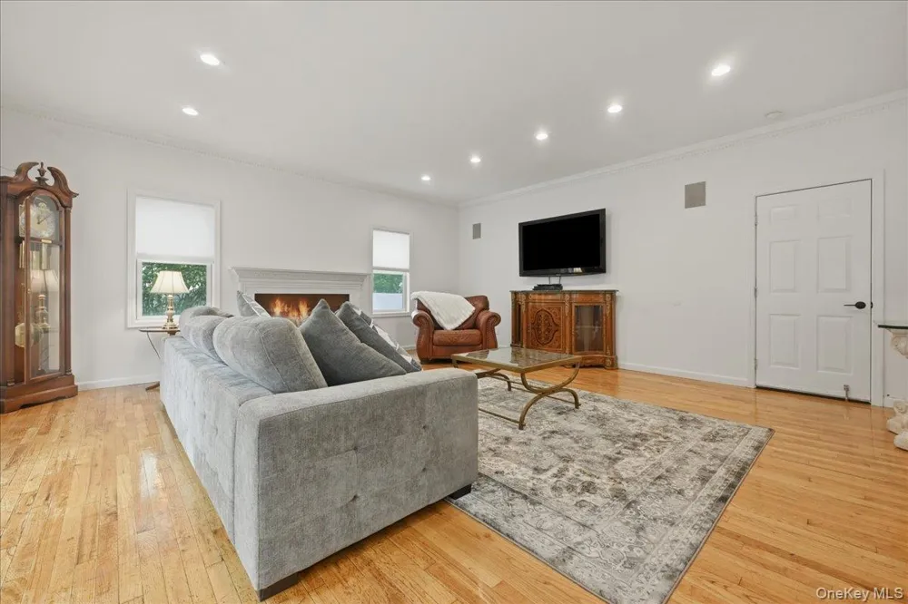 7 Laurel Lane Old Westbury, NY 11568