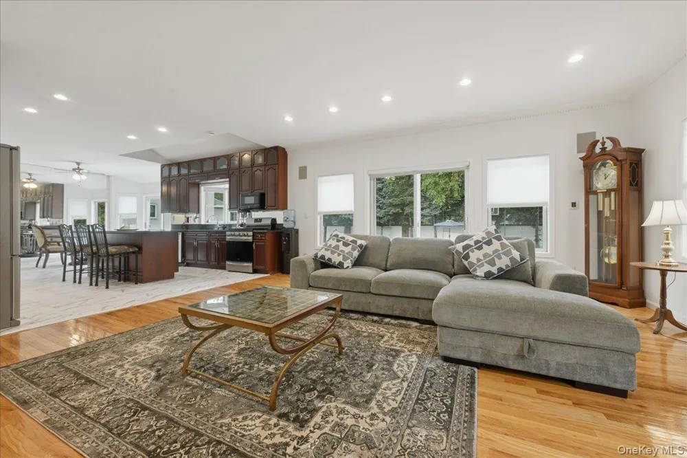 7 Laurel Lane Old Westbury, NY 11568