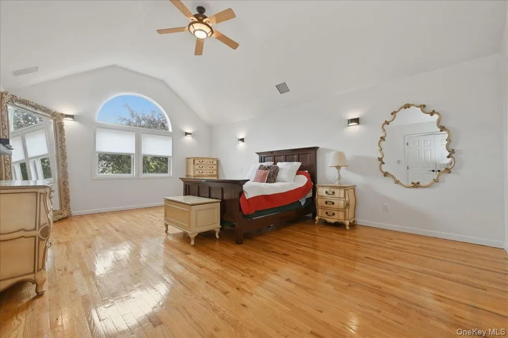 7 Laurel Lane Old Westbury, NY 11568