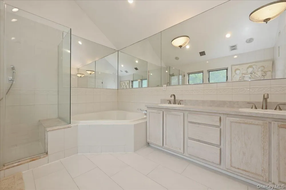 7 Laurel Lane Old Westbury, NY 11568