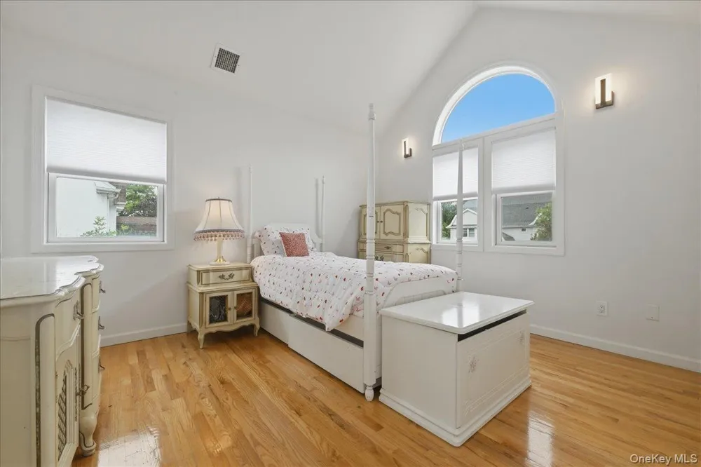 7 Laurel Lane Old Westbury, NY 11568