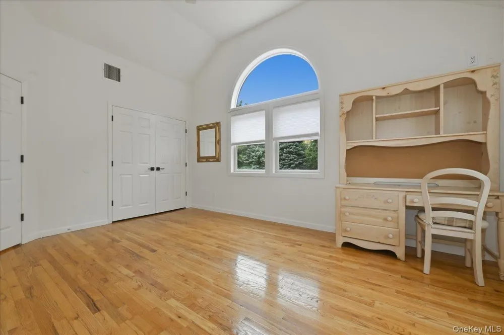 7 Laurel Lane Old Westbury, NY 11568