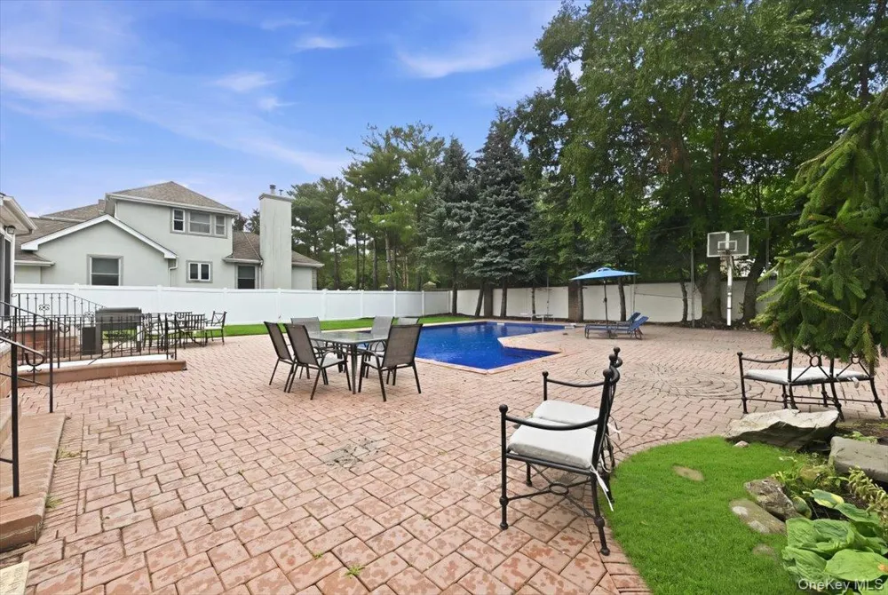 7 Laurel Lane Old Westbury, NY 11568