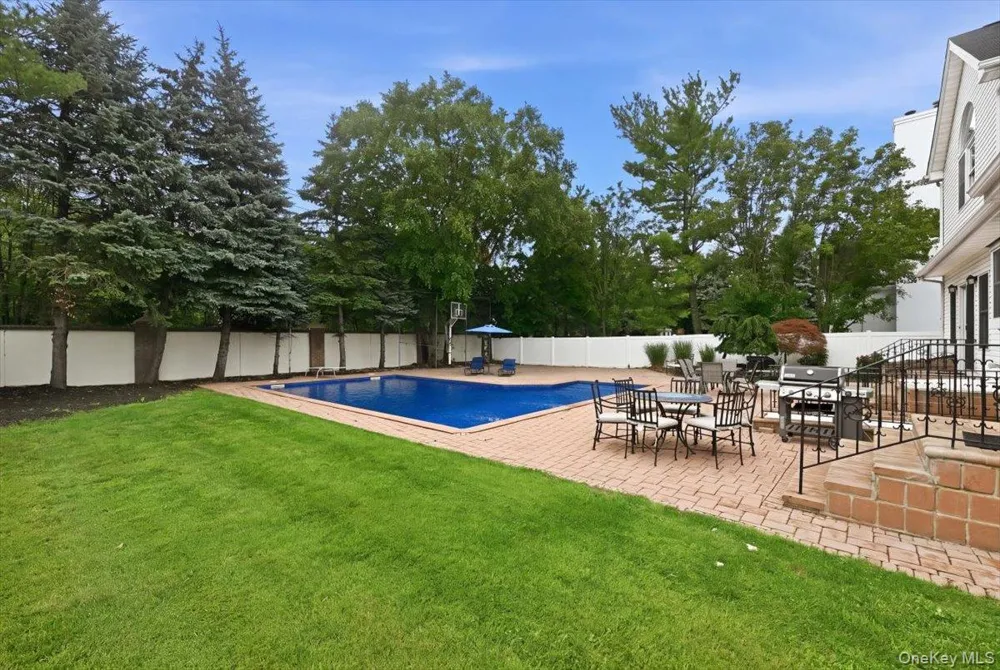 7 Laurel Lane Old Westbury, NY 11568