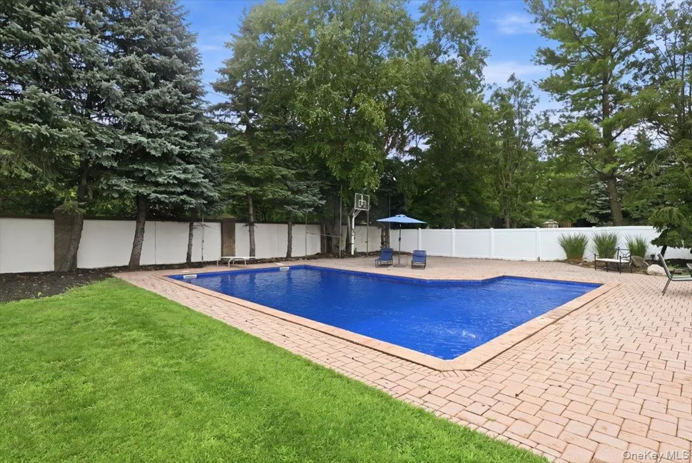 7 Laurel Lane Old Westbury, NY 11568