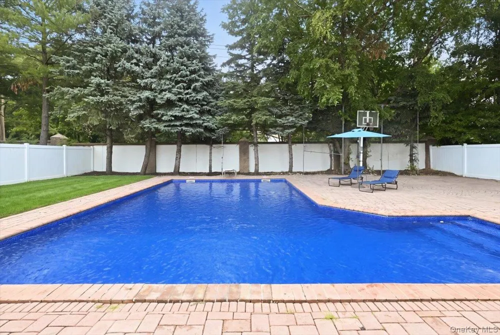 7 Laurel Lane Old Westbury, NY 11568